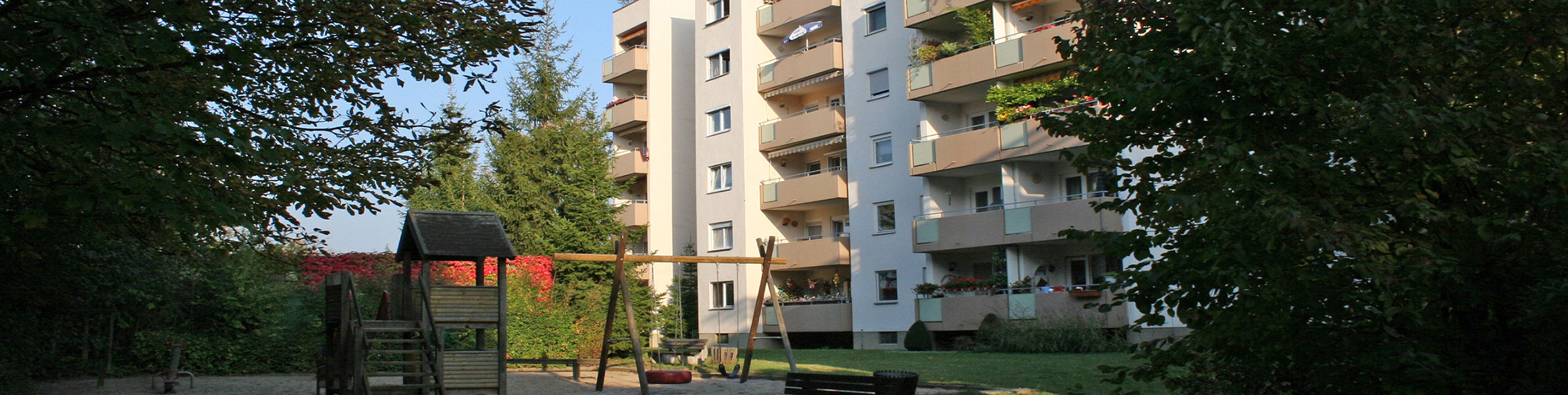 Mehrfamilienhaus mit Spielplatz